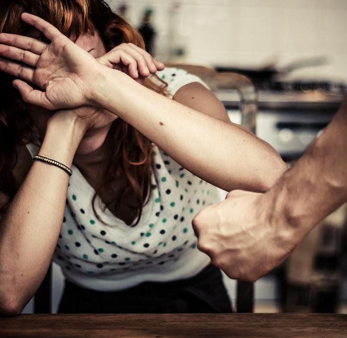 Botte alla moglie per i soldi della droga 