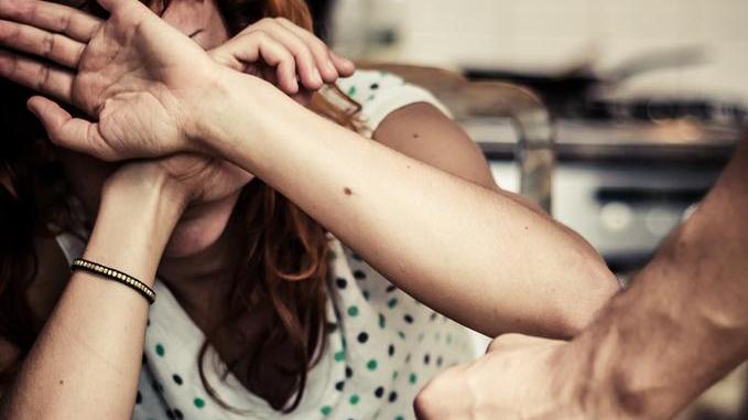 Botte alla moglie per i soldi della droga