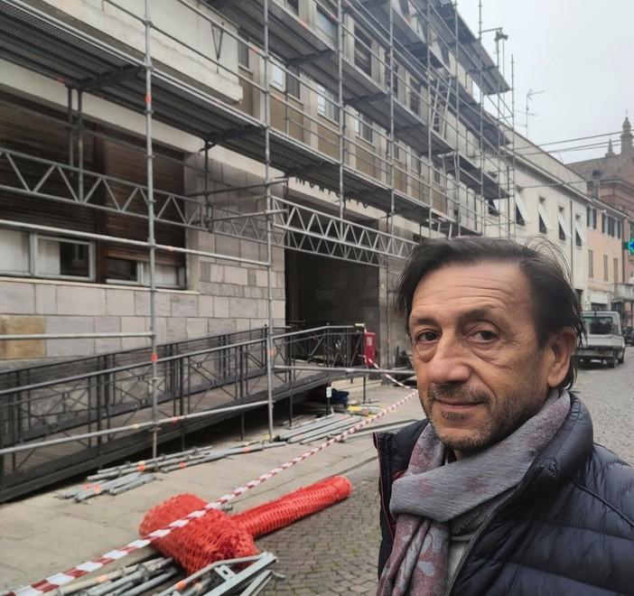Nuovo look per il municipio Il sindaco: «Ridiamo decoro»