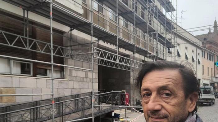 Nuovo look per il municipio Il sindaco: «Ridiamo decoro»