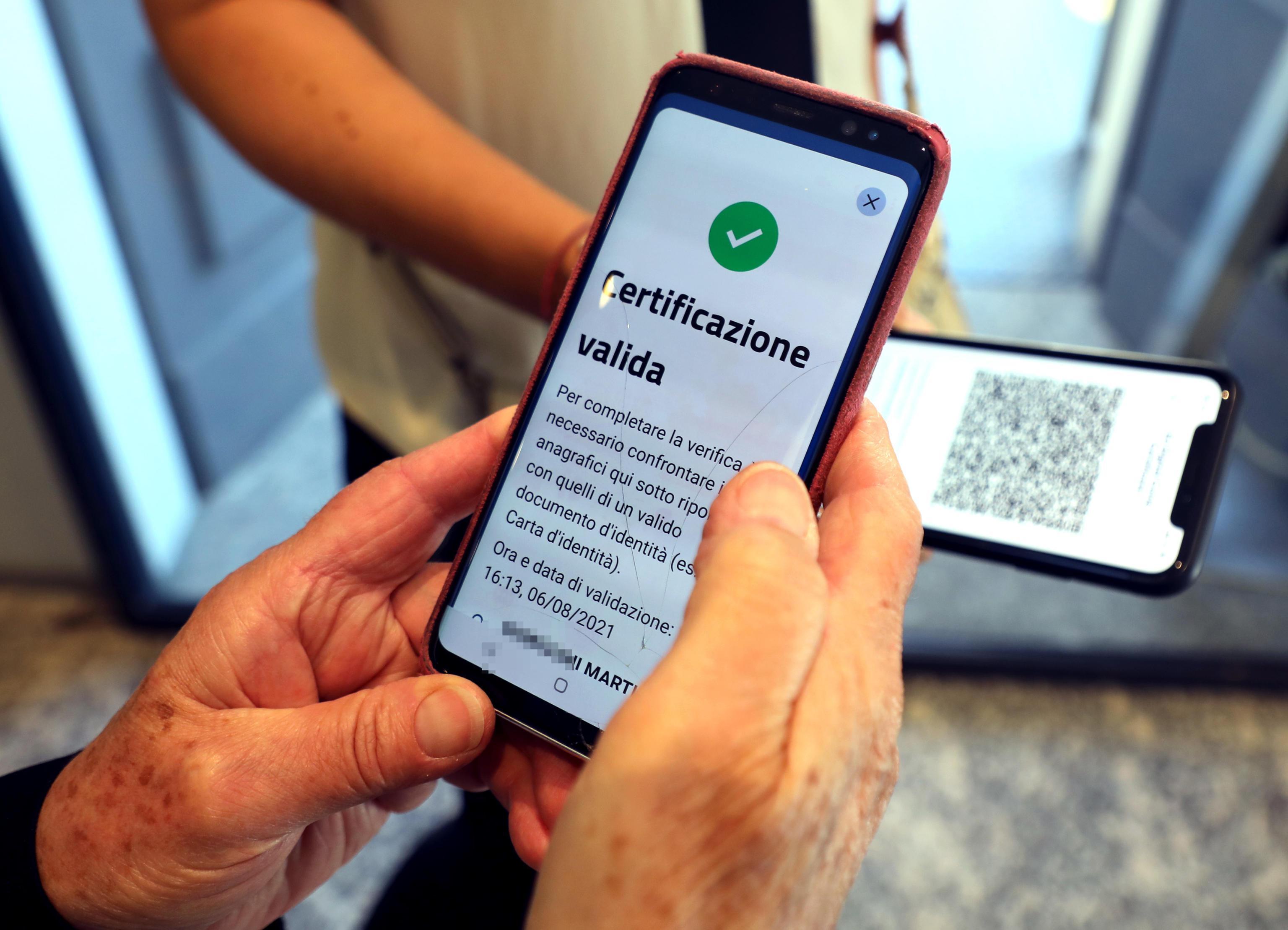 Ferrara. Ristoranti, bar, pizzerie: «Da zero a due ispezioni sull’uso del Green pass». I clienti: qui lo controllano 