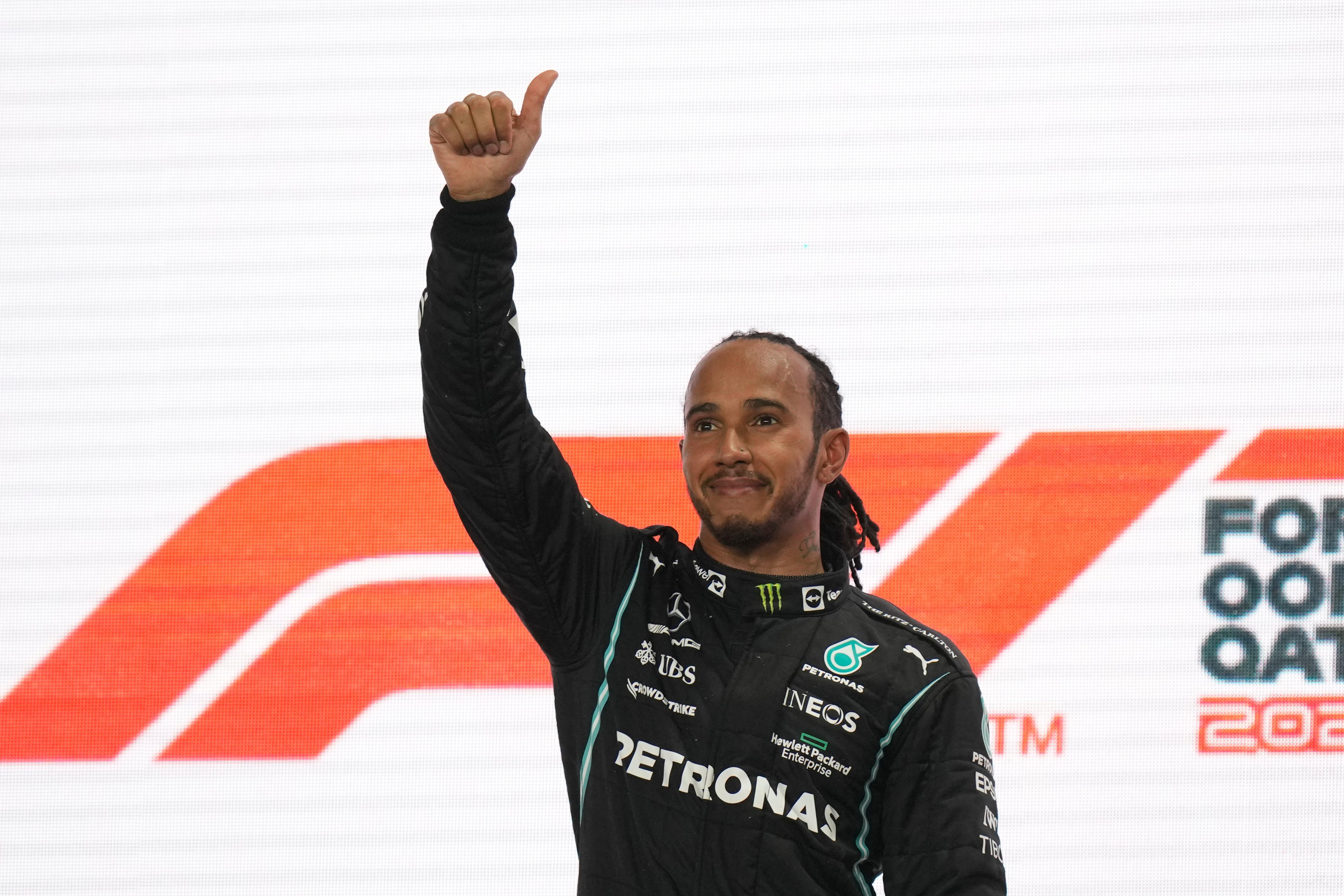 Hamilton saluta il pubblico dal podio