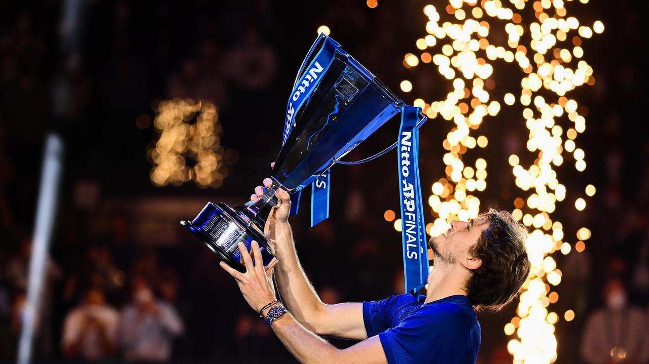 Alexander Zverev con la coppa delle Atp Finals