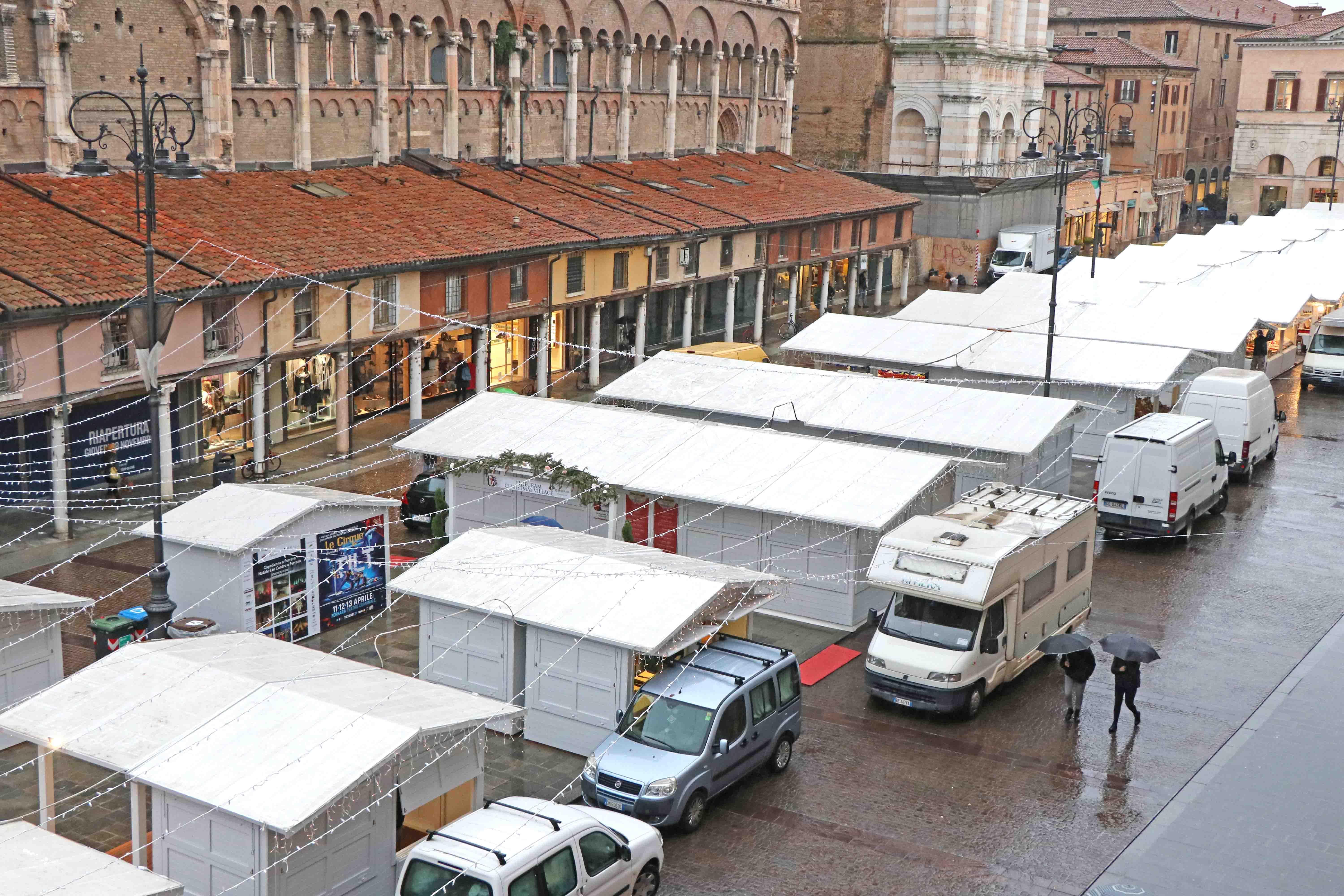 Ferrara. La Festa del Regalo apre la sfida: «Villaggio, concorrenza sleale» 
