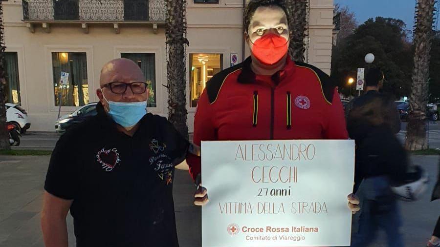 Sui cartelli età e nome delle vittime della strada in Versilia: «Così facciamo capire che lo strazio è realtà»