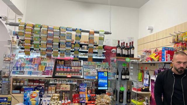La tabaccheria di via Mastacchi con il titolare Giacomo Santi