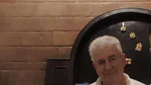Remo Pucci davanti al forno della sua pizzeria-trattoria