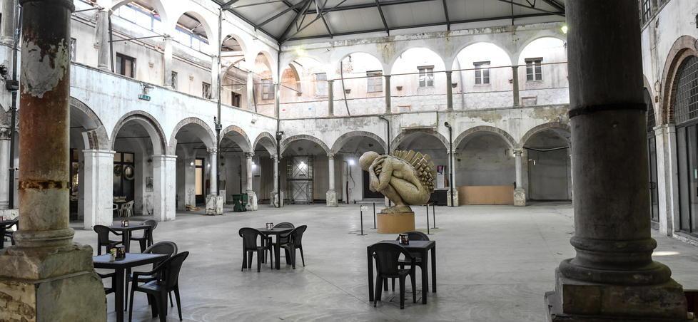 La “piazza coperta” del Carmine con i fondi commerciali che vi si affacciano