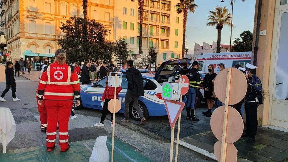 Il percorso allestito per i più piccoli e la polizia stradale insieme ai vigili urbani intenti a fare informazione