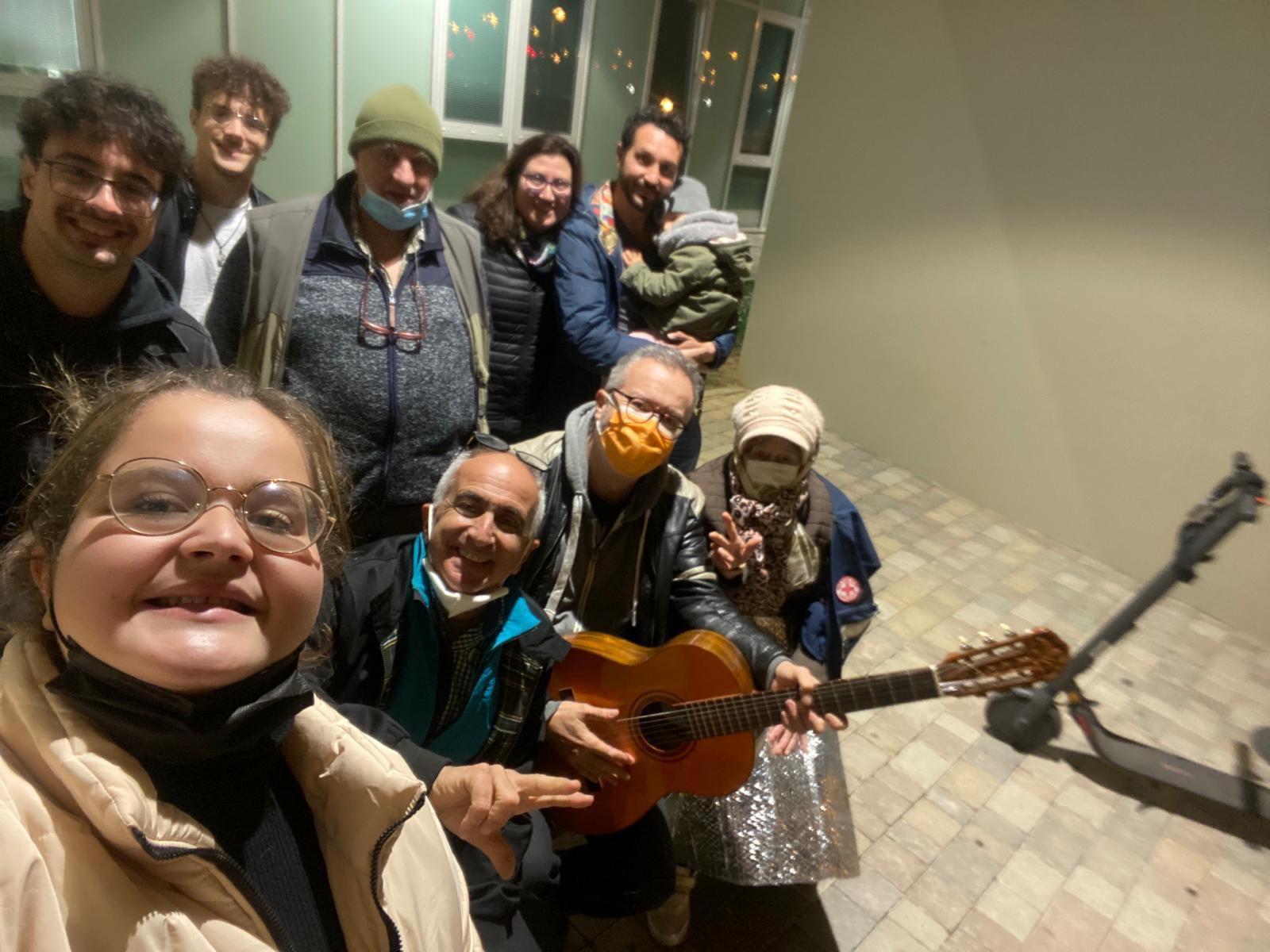 La fidanzata e gli amici di Michele Scuffiotti sotto all'ospedale Misericordia