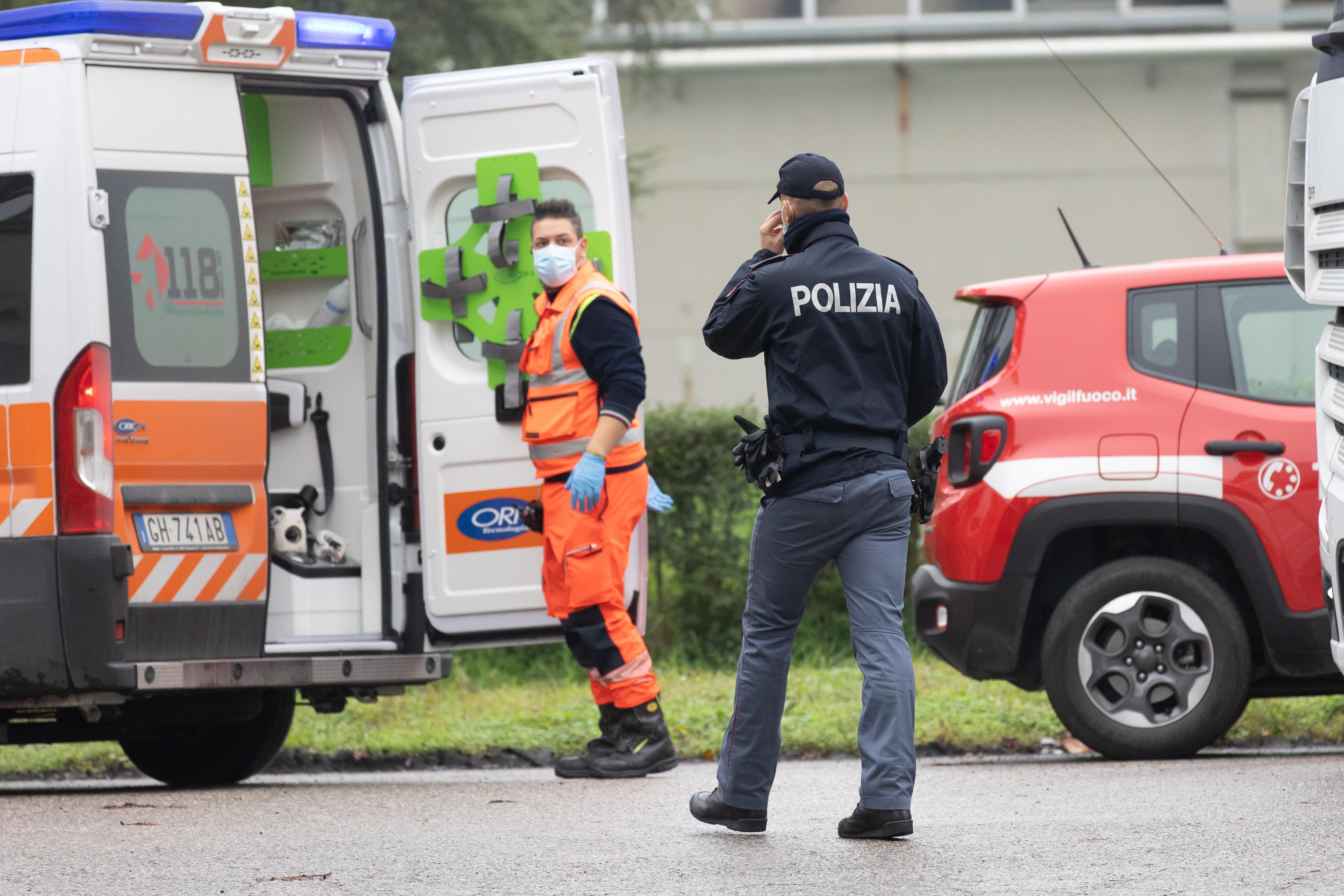 Ferrara. Incendio alla cartiera, tre intossicati 
