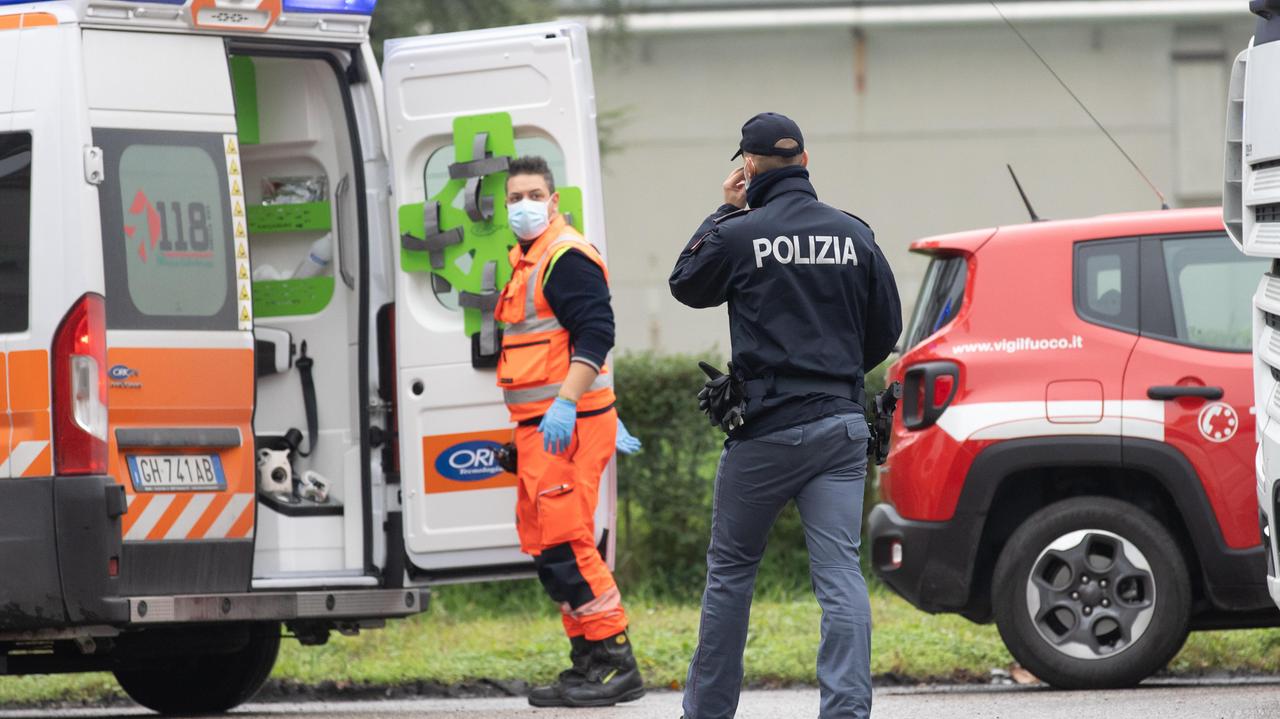 Ferrara. Incendio alla cartiera, tre intossicati