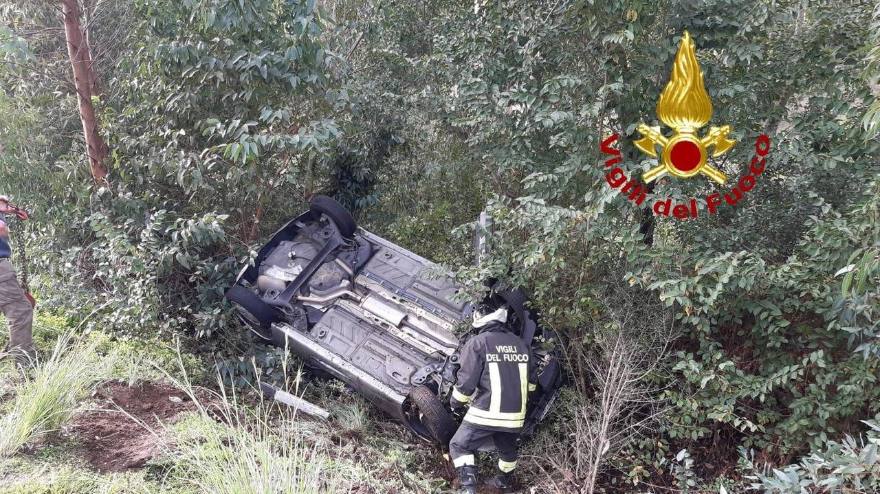 Auto si ribalta sulla Cannigione-Arzachena: ferita la conducente