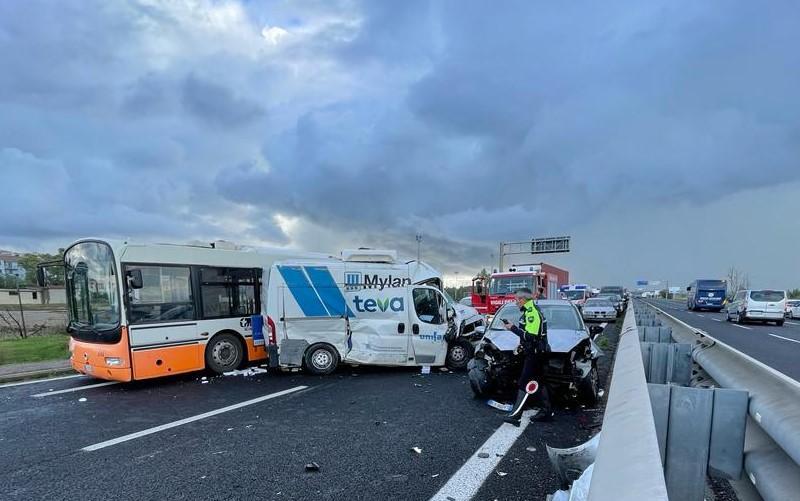 Cagliari, incidente con tre mezzi coinvolti in via San Paolo