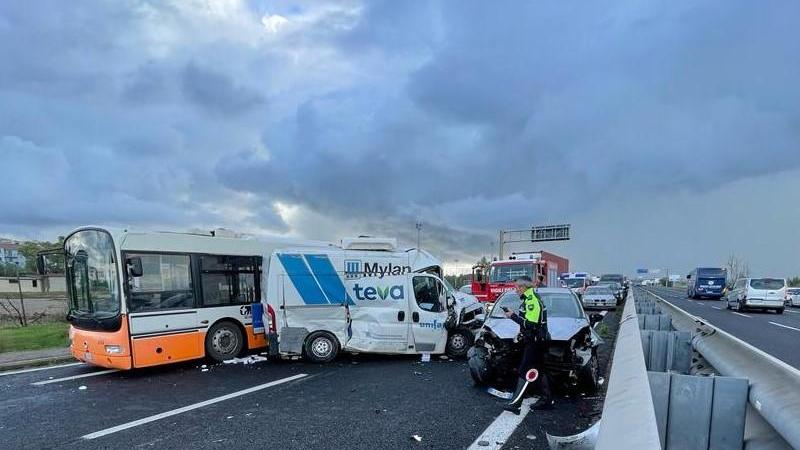 Cagliari, incidente con tre mezzi coinvolti in via San Paolo