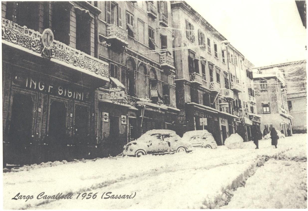 Largo Cavallotti, a Sassari, completamente ricoperto di neve nel febbraio del 1956