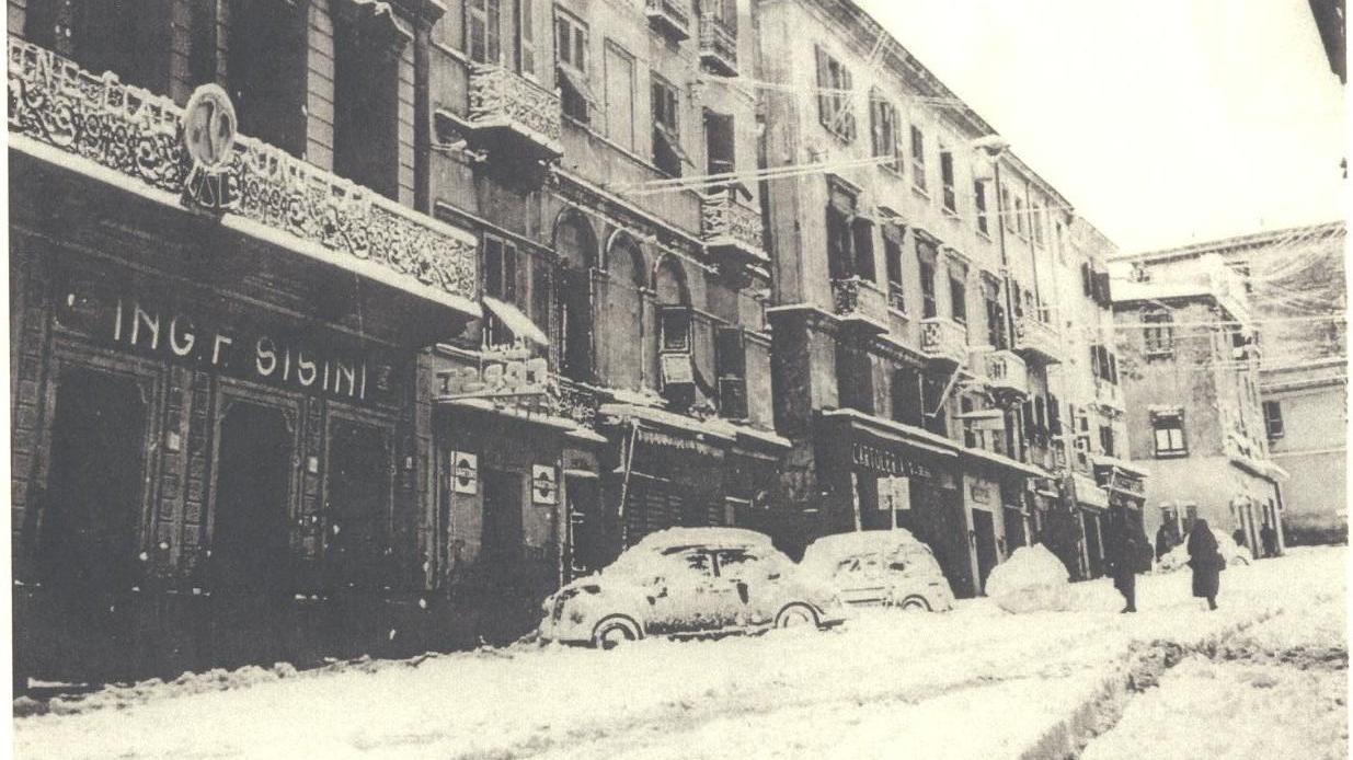 Largo Cavallotti, a Sassari, completamente ricoperto di neve nel febbraio del 1956