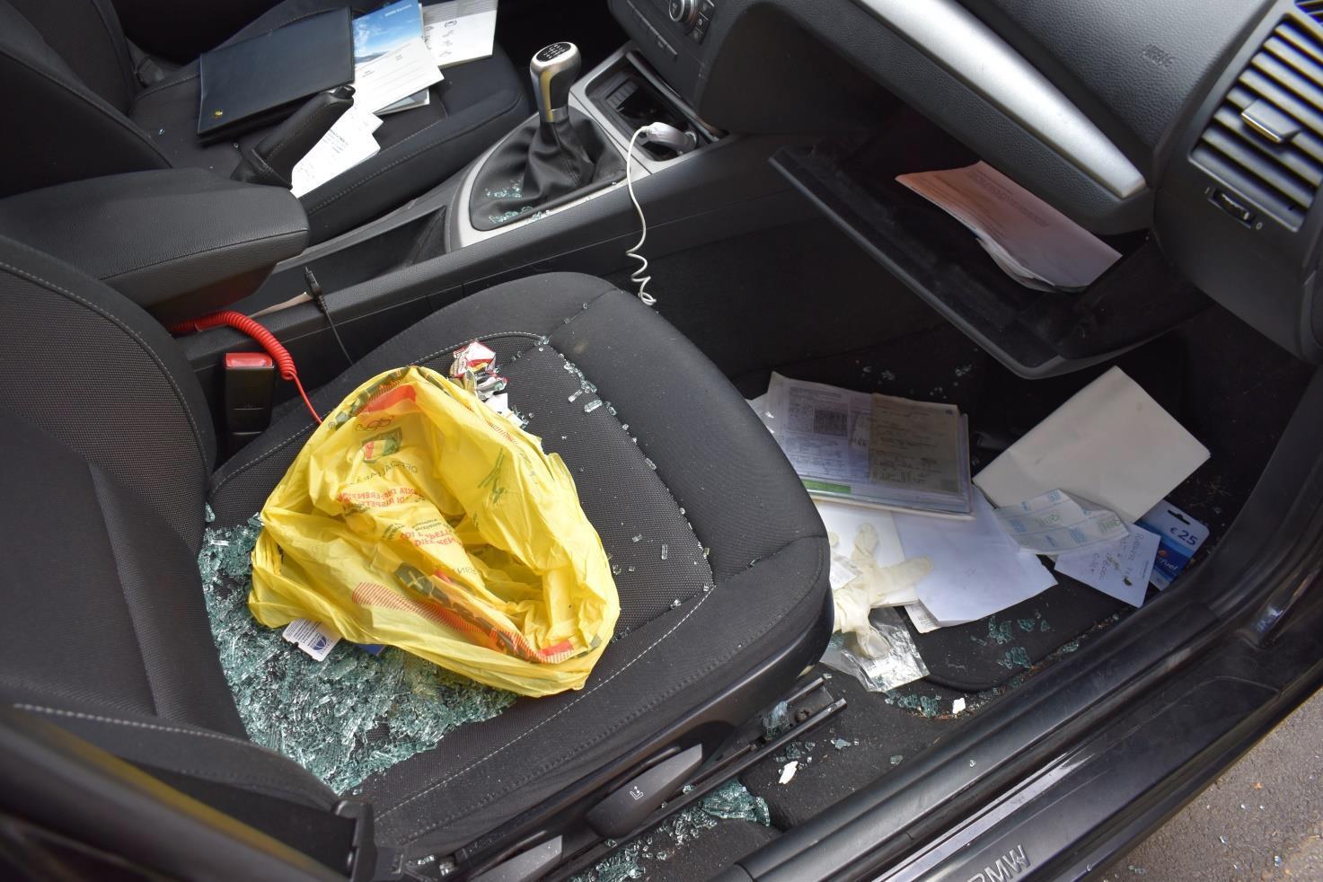 L'interno di una delle auto vandalizzate