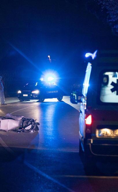 In scooter finisce dentro una siepe