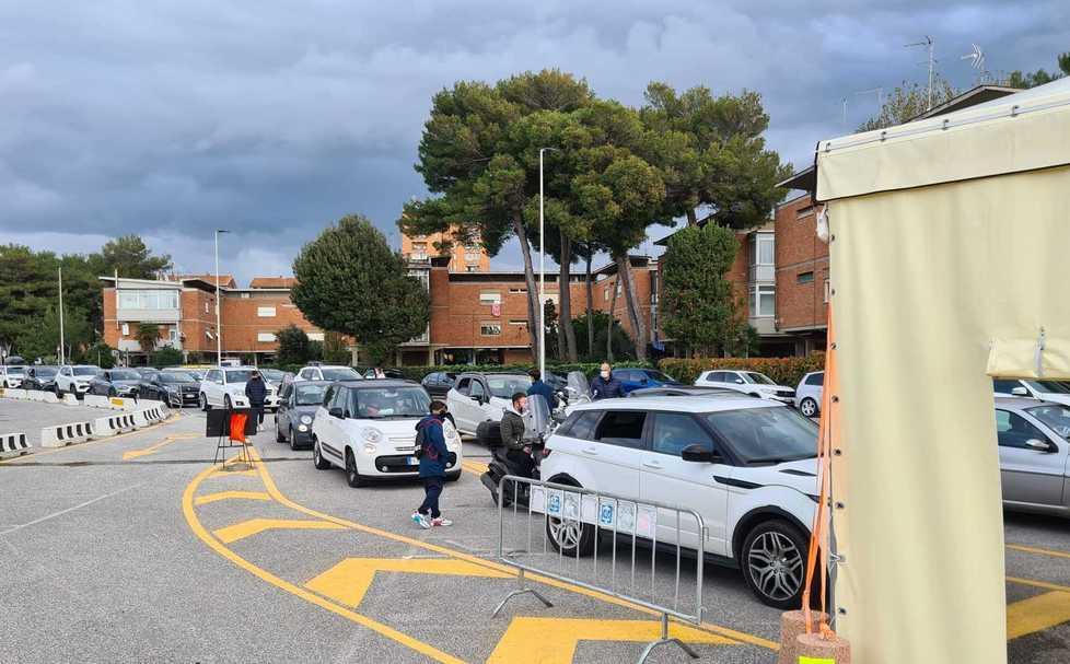 Il virus avanza a scuola: centinaia in fila per il test 