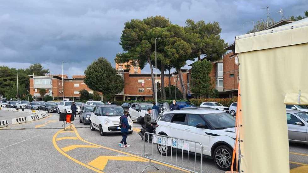Il virus avanza a scuola: centinaia in fila per il test
