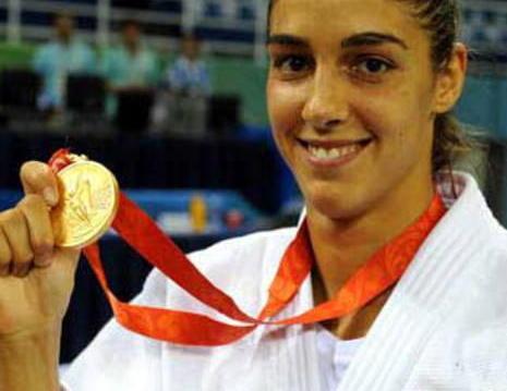 Il calcio dice stop ai femminicidi La panchina rossa del Solvay Rosignano 