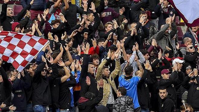 IN 3000 SULLE TRIBUNE