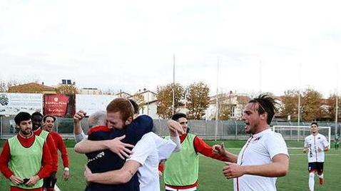 Volando sul velluto Il Cecina-champagne si arrampica in vetta con bel gioco e 4 gol