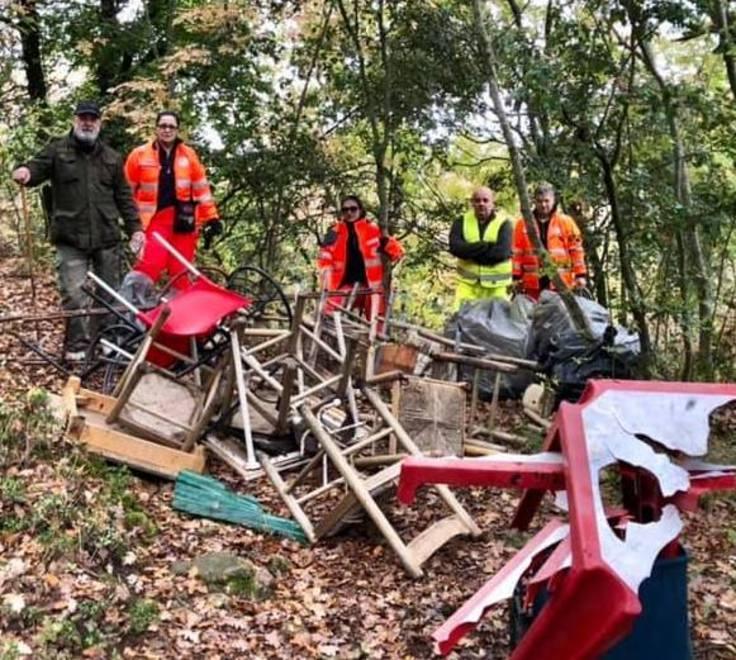 Volontari al lavoro contro l’abbandono della spazzatura