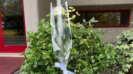 La rosa bianca e una lettera per la vittima del delitto