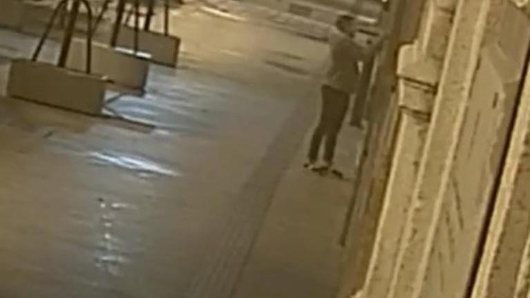 Sassari, teste al processo: «Così riconobbi l’imputato mentre scriveva la parola gay»