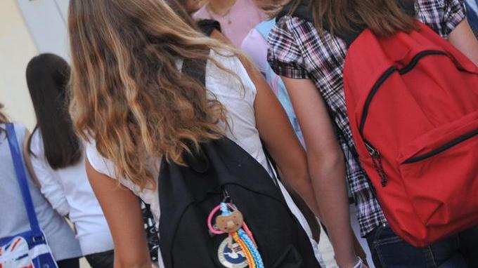 Studentesse under 14 all’ingresso di scuola