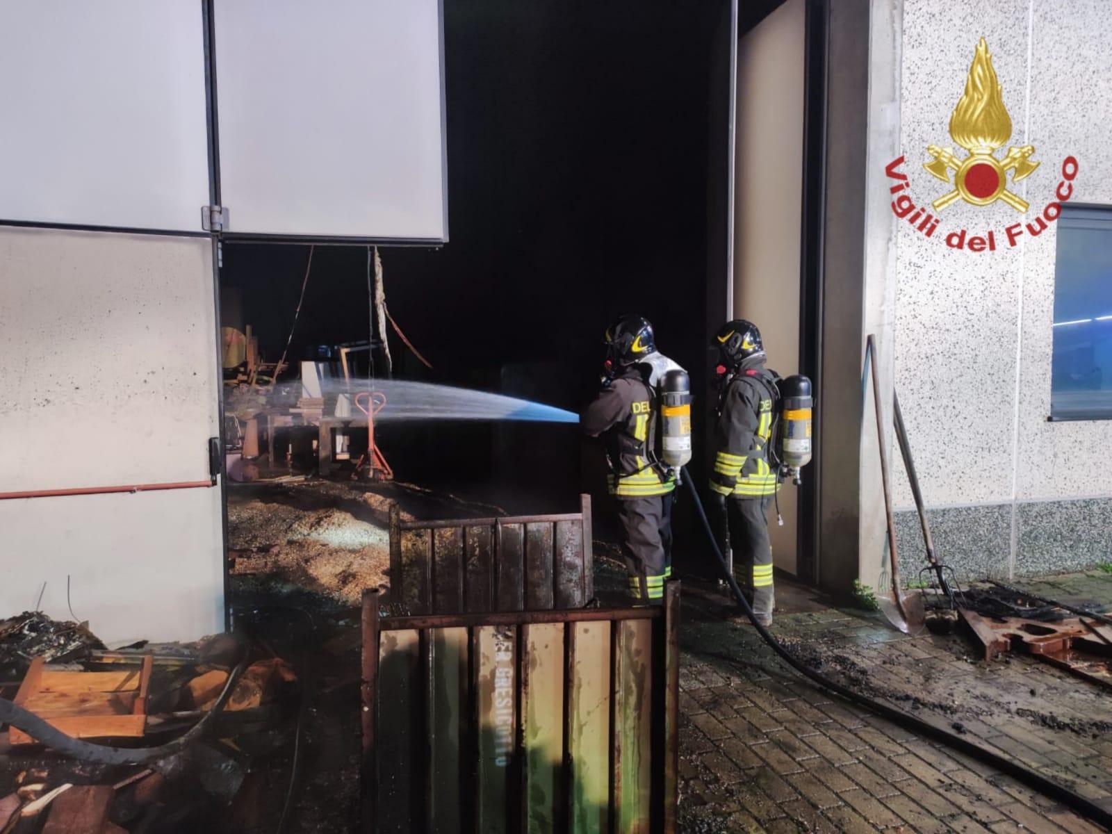 Castellarano: incendio in un magazzino di mobili, non si esclude il dolo