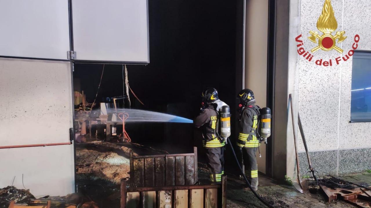 Castellarano: incendio in un magazzino di mobili, non si esclude il dolo