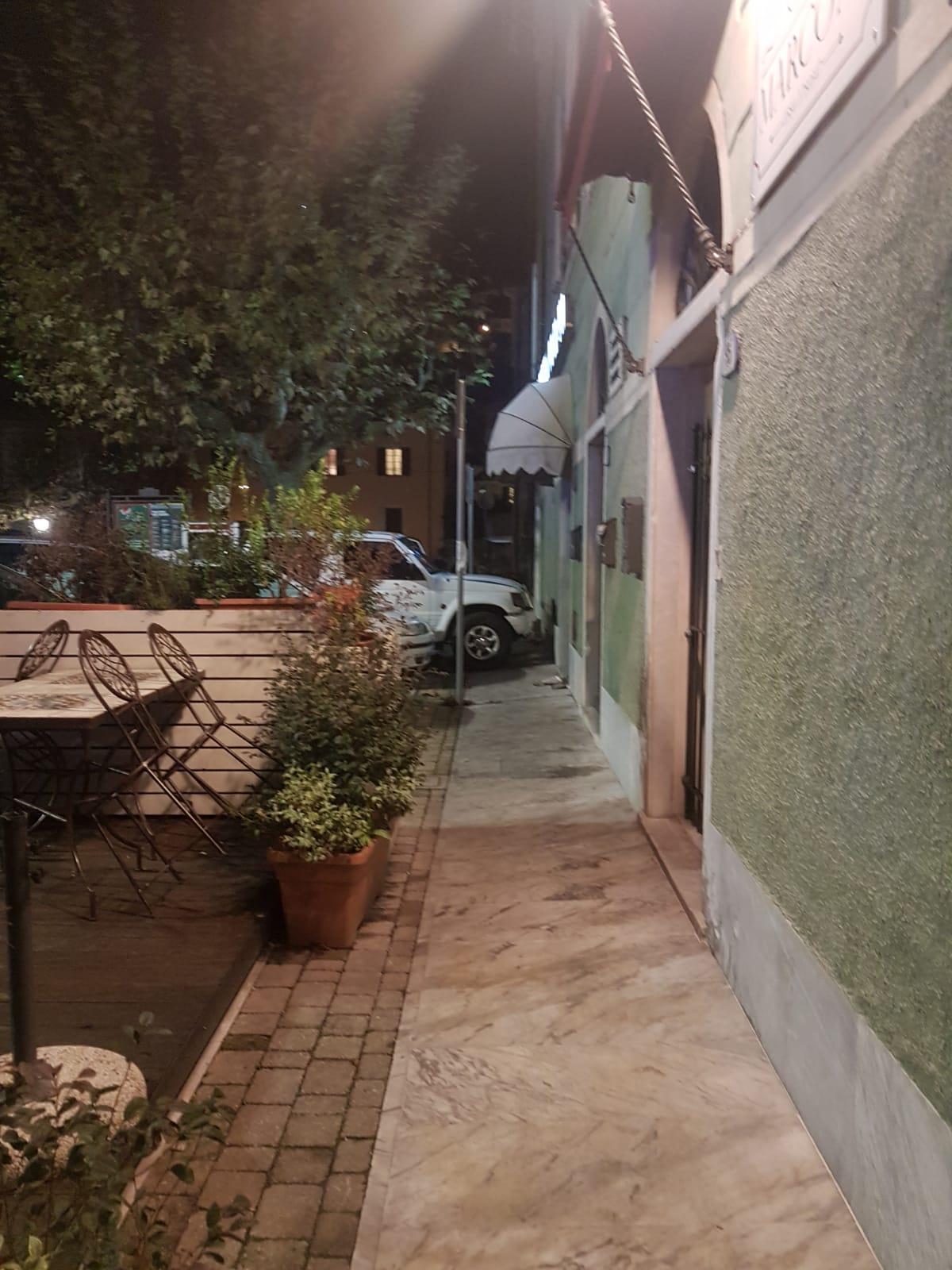 Incidente a Seravezza, con l'auto esce di strada e va a sbattere contro la banca