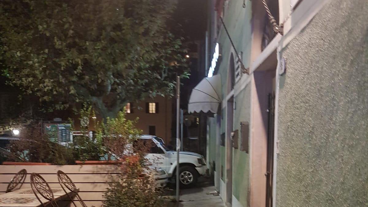Incidente a Seravezza, con l'auto esce di strada e va a sbattere contro la banca