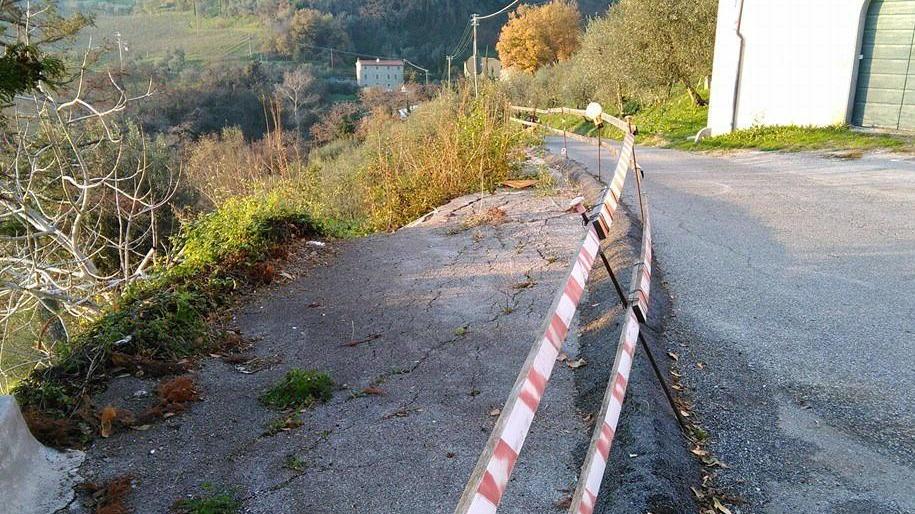 Uno scorcio della via San Pietro e Sant’Andrea come si presentava già nel 2016 dopo la frana dell’anno precedente