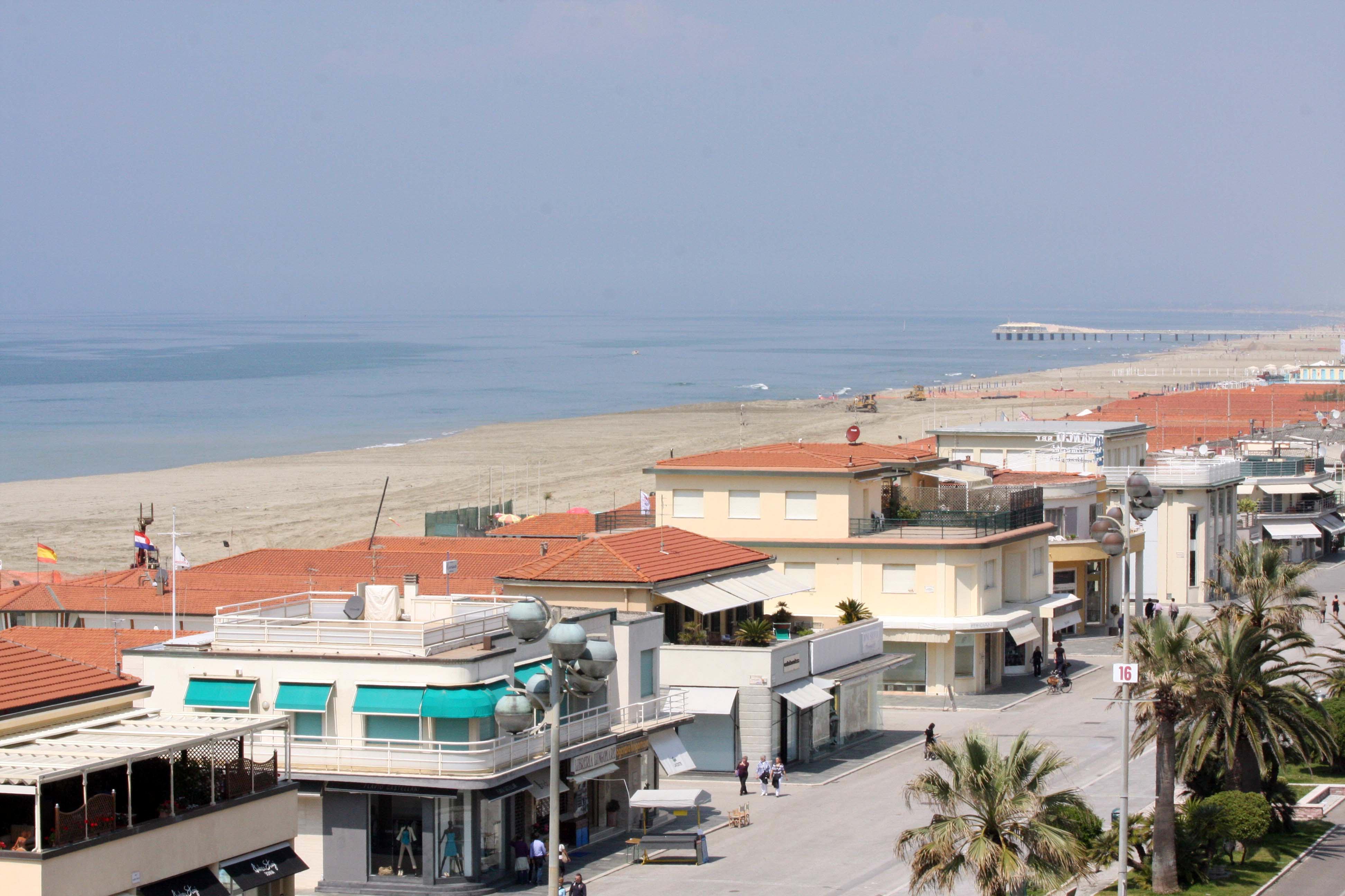 La spiaggia alle spalle delle attività della Passeggiata