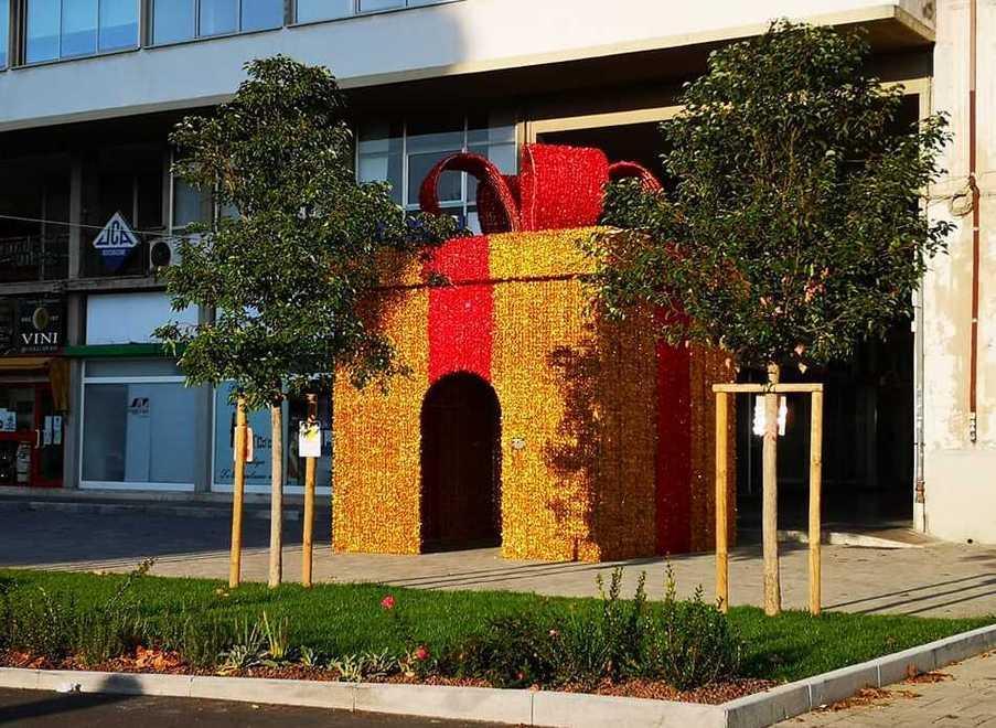 La “scatola regalo” luminosa allestita in piazza Liberazione