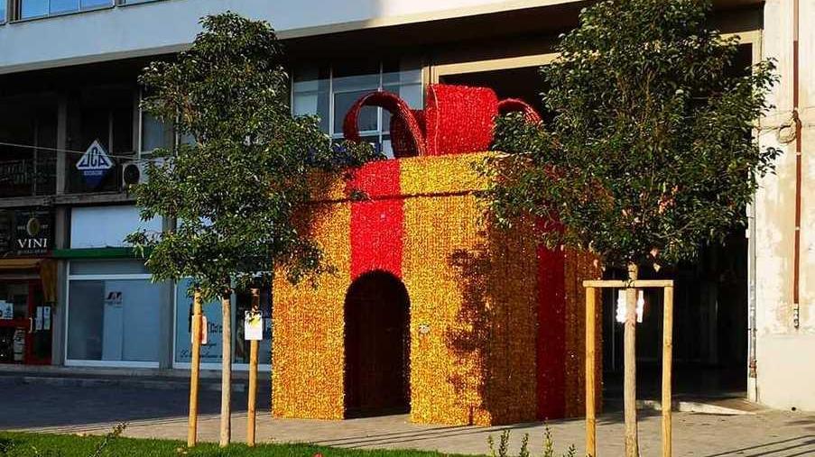La “scatola regalo” luminosa allestita in piazza Liberazione