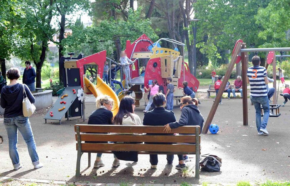 Famiglie con bambini nel parco di Monteoliveto