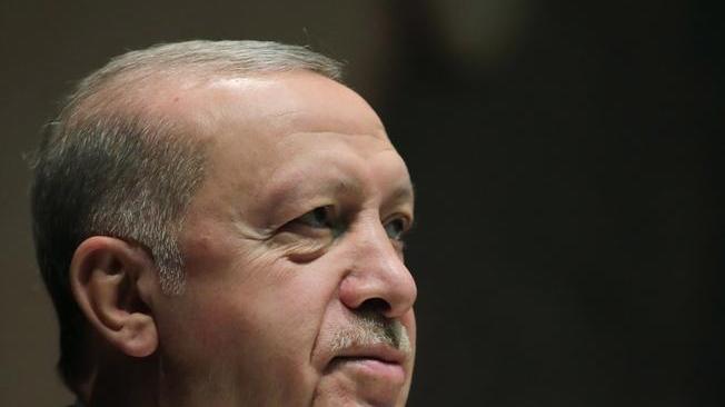 Turchia: Erdogan difende tagli ai tassi, lira crolla ancora