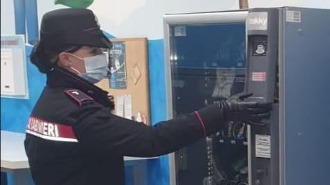 I carabinieri e la macchinetta scassinata