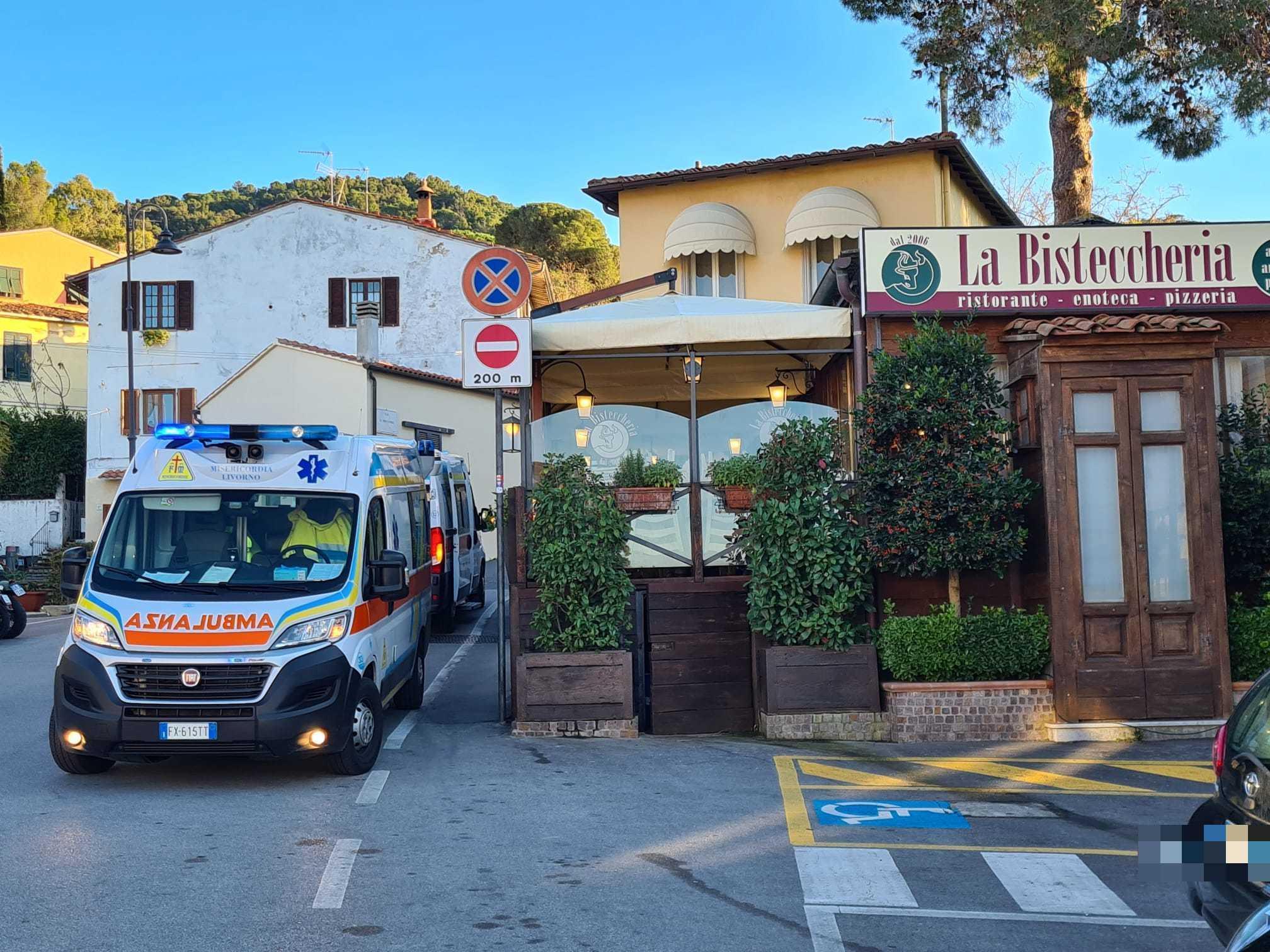 Le ambulanze davanti al ristorante (foto Daniele Stefanini/Silvi)