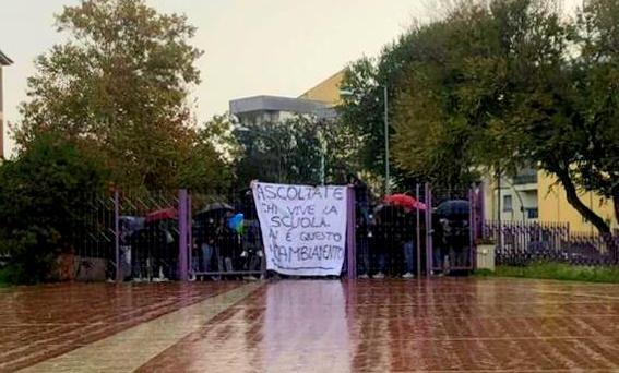 «Stop alle canne e alle sigarette, tutti in classe»