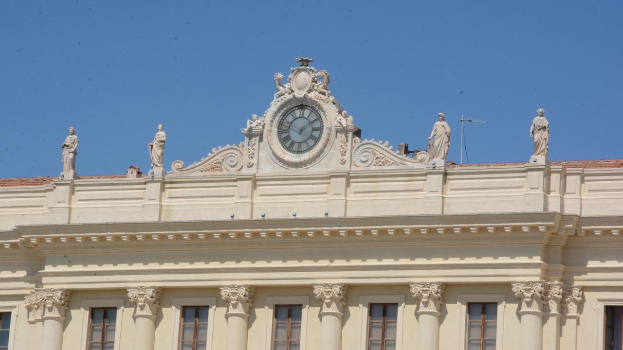 L'orologio del palazzo della Provincia in piazza d'Italia a Sassari