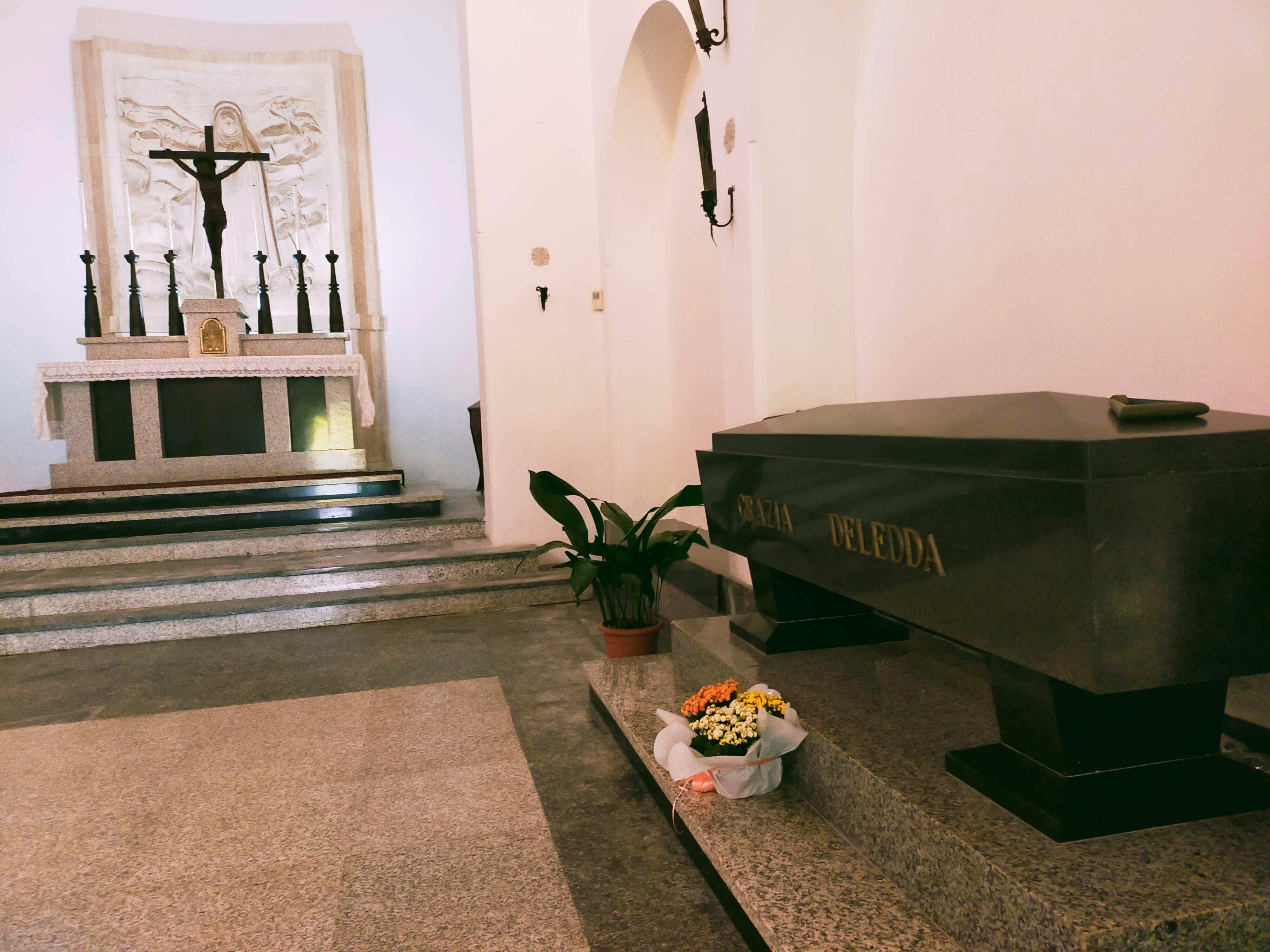 La bara di Grazia Deledda nella chiesetta della Solitudine a Nuoro