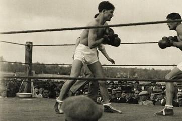 Gavino Matta (al centro) sul ring dello stadio Torres contro Oreste Macciocu