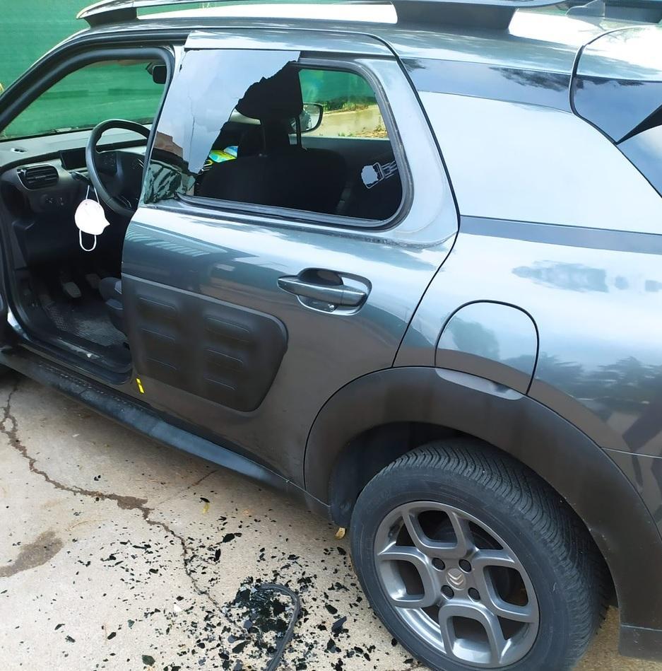L'auto danneggiata dai ladri per commettere il furto