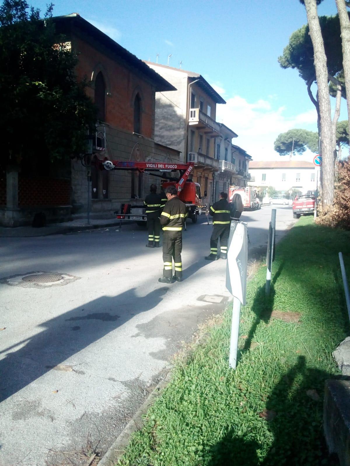 La villa storica perde pezzi: scatta l'allarme, arrivano i pompieri